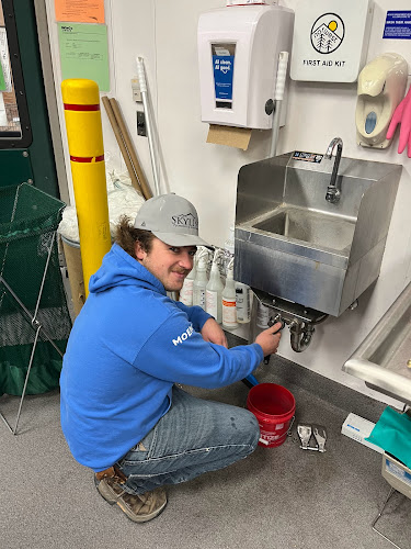Plomero Skyline Plumbing And Mechanical, Inc.